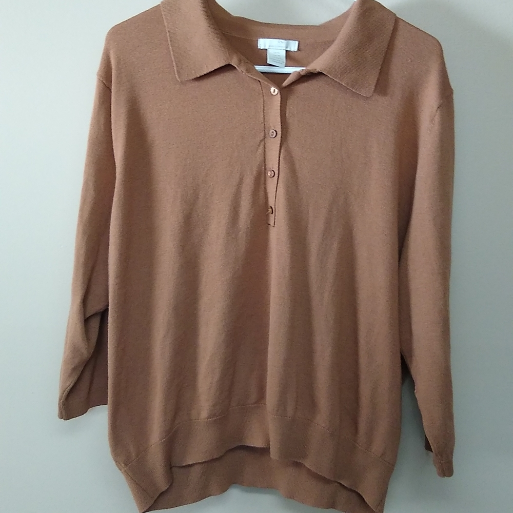 Tan light weight three quarter length sleeved sweater.